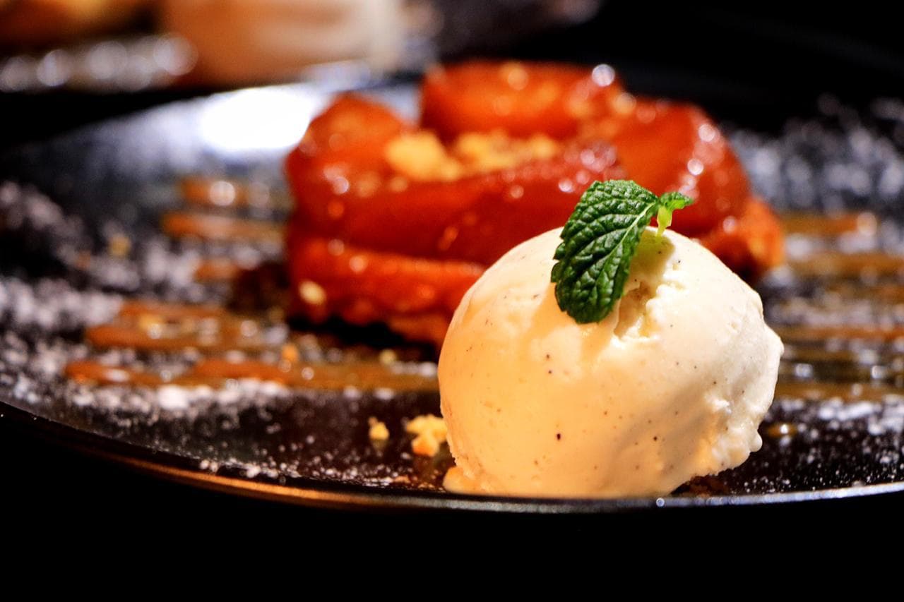 Dessert caramelisé et glace vanille
